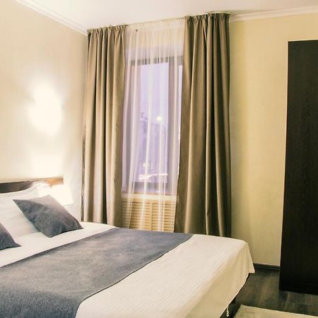 Alplaza Hotell Ustʼ-Kamenogorsk Eksteriør bilde