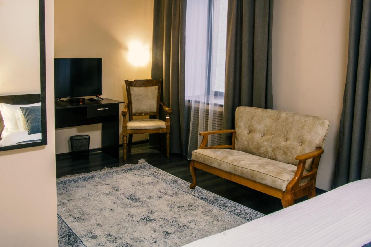 Alplaza Hotell Ustʼ-Kamenogorsk Eksteriør bilde